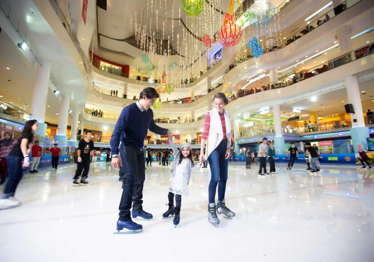Sunway Resort Hotel Petaling Jaya Exterior photo Ice rink at the mall